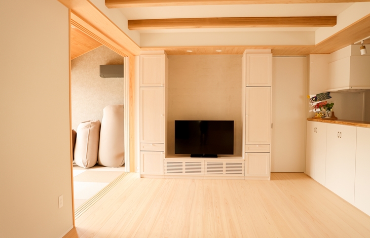 伸縮したり、水分を吸収・放出したりと、工業製品にはない「生きた」特性