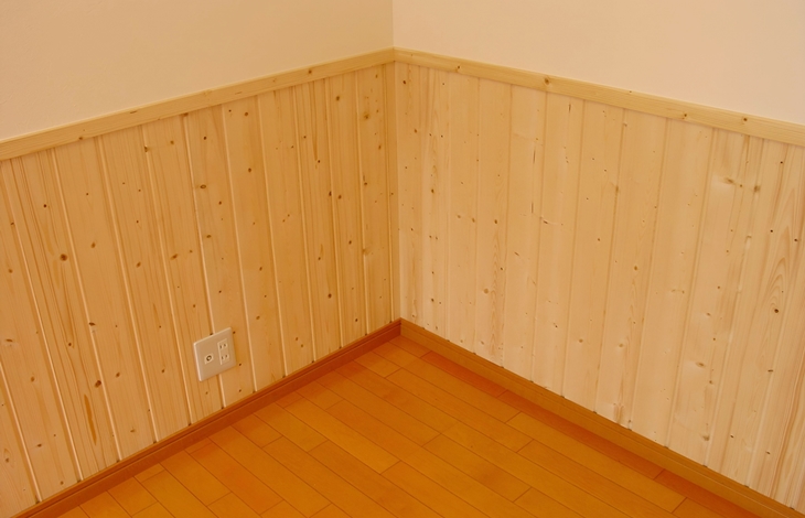 壁の下半分だけを別の素材(木目パネルやタイルなど)